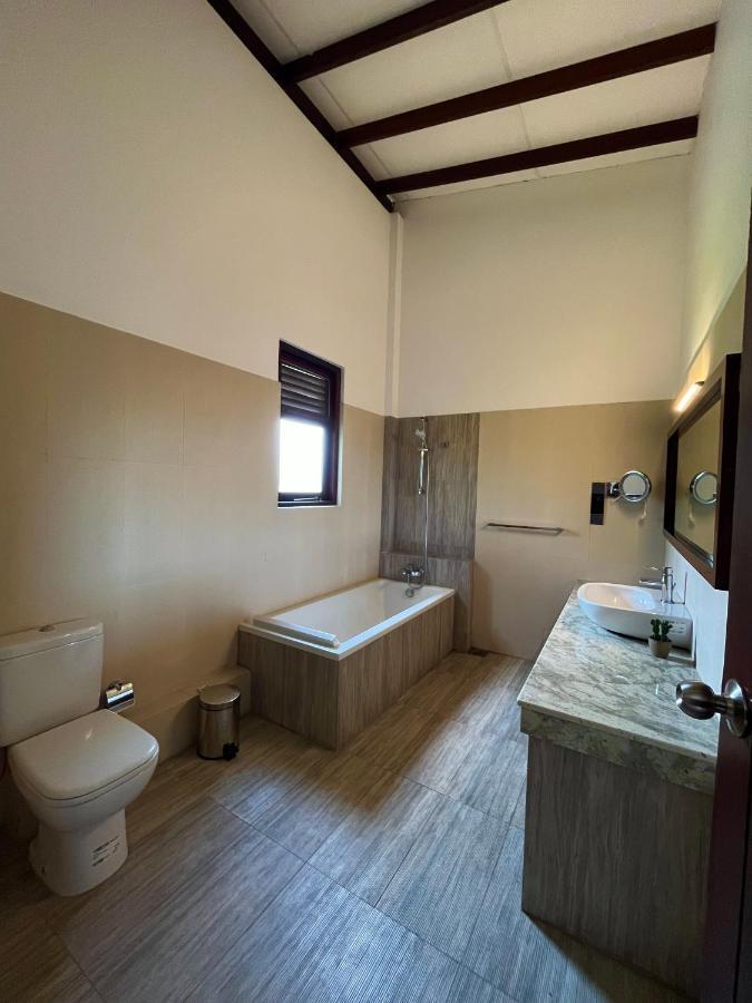 Driftwood Villa Pamunugama Esterno foto